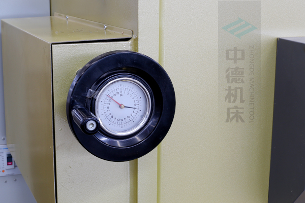 ZDG-640刀片間隙調節(jié)裝置，設置在機架前面，并有刻度顯示，調節(jié)方便.jpg