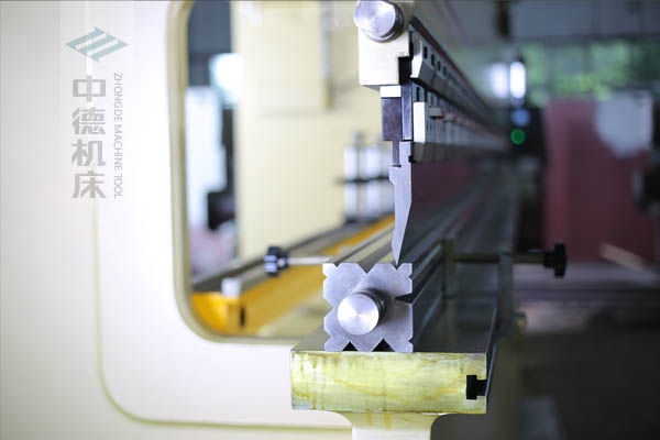 ZDP-20050采用標(biāo)準(zhǔn)上下模具2.jpg ZDP-20050采用標(biāo)準(zhǔn)上下模具2.jpg