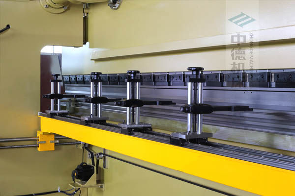 ZDP-20050高精度滾珠絲桿后檔料結(jié)構(gòu),可調(diào)式4組檔指,手搖升降,可適應(yīng)不同模具;橫梁雙線軌設(shè)計(jì),零游隙.jpg ZDP-20050高精度滾珠絲桿后檔料結(jié)構(gòu),可調(diào)式4組檔指,手搖升降,可適應(yīng)不同模具;橫梁雙線軌設(shè)計(jì),零游隙.jpg