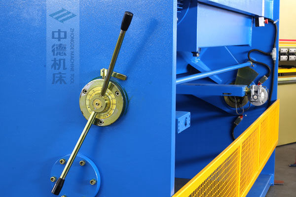ZDS-1632剪板機(jī)刀片間隙手動調(diào)節(jié)器，刻度清淅，調(diào)節(jié)省力又簡便.jpg